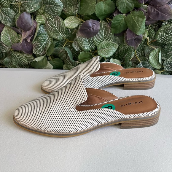 INDIGO RD Women Ivory Black Striped
Canvas Flats Mules size 8 - Picture 2 of 11